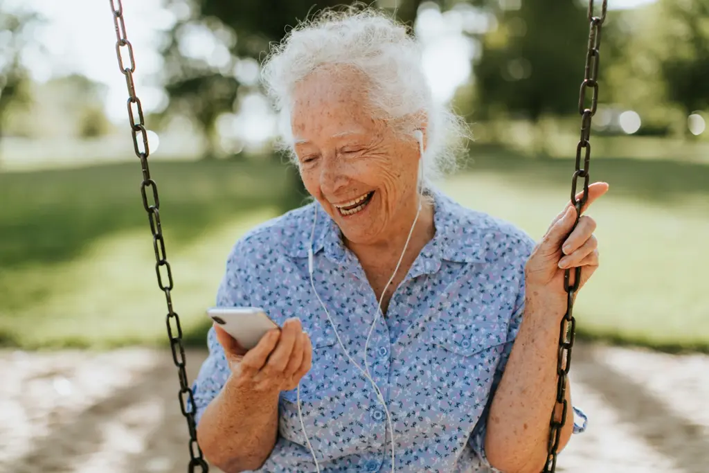 Alte Frau mit Smartphone