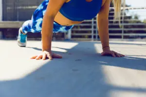 Frau macht eine Plank