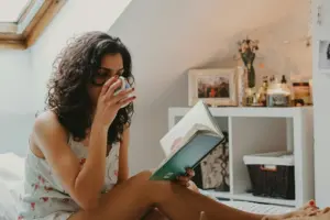 Junge Frau liest Buch